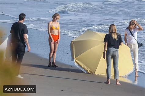 Amber Valletta Poses In A Bikini With A Big Umbrella In The Shores On