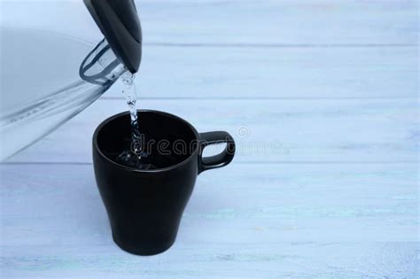 Чайник заполненный с цветками стоцвета Стоковое Фото - изображение ...