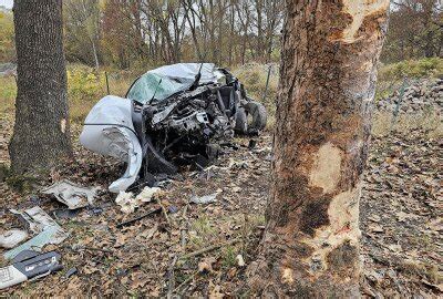 T Dlicher Unfall Im Vogtland Senior Prallt Mit Auto Gegen Baum