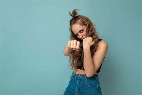 Jeune Femme Aux Cheveux Ondul S Belle Blonde Dr Le Positive Avec Des Motions Sinc Res Portant