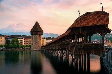 Schönes historisches stadtzentrum von luzern mit berühmter kapellbrücke