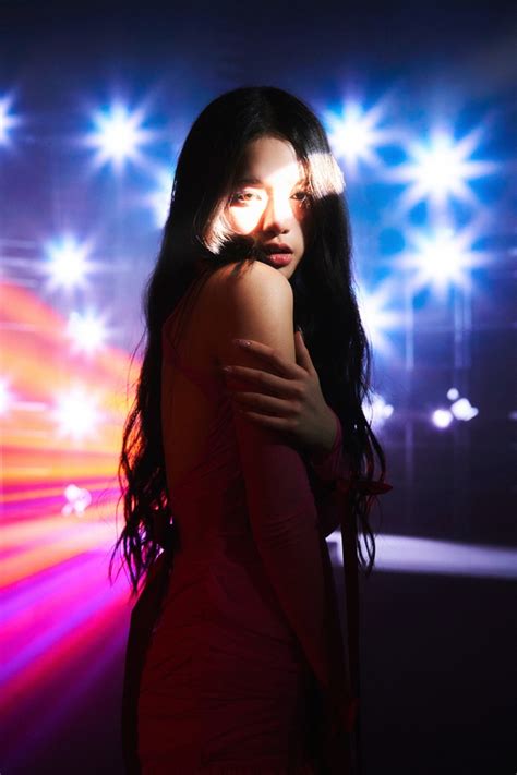 Hot girl thị phi một thời chuyển hướng làm ca sĩ Gây tranh cãi vì hát live ngay khi debut ở