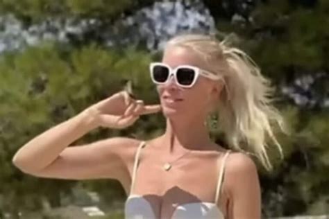 Op 54 Jarige Leeftijd Toont Claudia Schiffer Haar Geweldige Figuur In Een Bikini Video