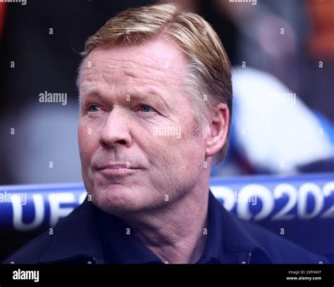 Ronald Koeman Allenatore Dei Paesi Bassi Guarda Durante La Partita Di