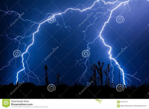 Multiple lightning strikes in the night skies | Lightning strikes ...