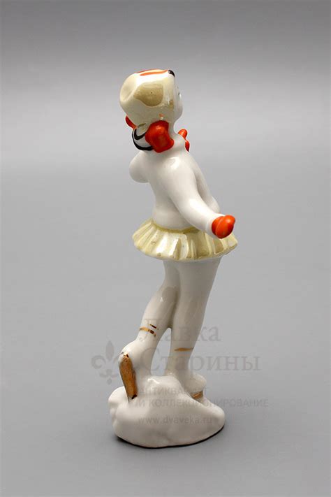 Статуэтка «Фигуристка», ЛЗФИ, 1950-60 гг., скульптор Федорова Т. А., фарфор