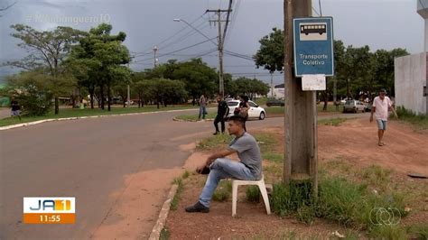 Passageiros Improvisam Bancos Tijolos Por Falta De Estrutura Nos