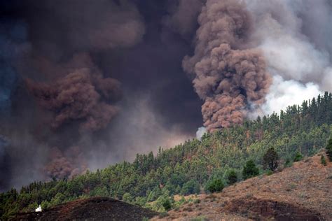 Thousands Flee Cumbre Vieja Volcano in Spain | Al Bawaba