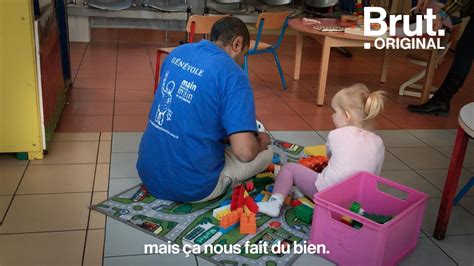 Main dans la Main Lassociation au service des enfants hospitalisés