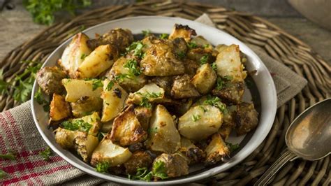 Receta de alcachofas con patatas y huevo fácil de preparar