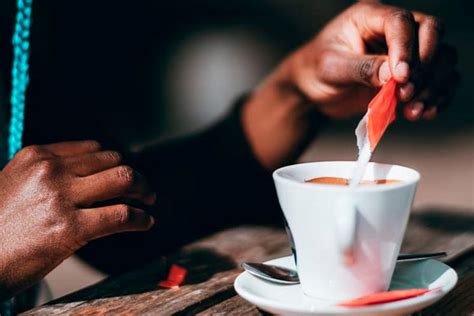 Açúcar ou adoçante entenda a diferença na hora de adoçar seu café