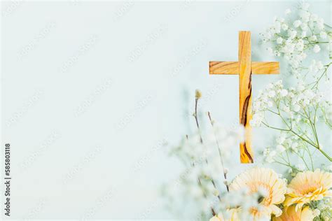 Fotografia Do Stock Wooden Cross With Spring Flowers On Blue