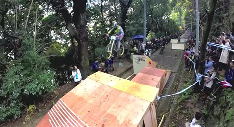 手に汗握る熱い戦いのダウンヒルレースが歴史ある神聖な神社で！！階段を猛スピードの自転車が走り抜けるハラハラドキドキのレースを見逃すな ...