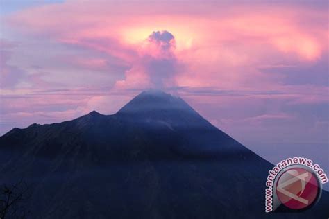 Rescue Efforts Hampered By Poisonous Gases From Mt Merapi Crater