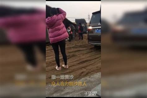 【山东】运沙大货侧翻压住面包车 众人合力刨沙救人 沙大 面包车 众人