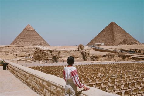 Două piramide construite pentru faraonul Sneferu fondatorul celei de a