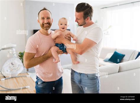 Couple gay enfant Banque de photographies et dimages à haute résolution Alamy
