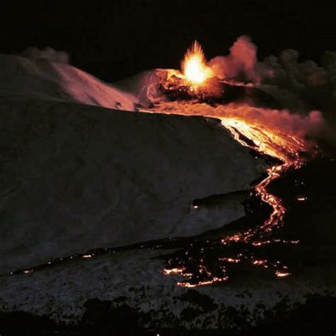 Etna Eruzione Molto Pericolosa La Colata Di Lava Si Dirige Verso La