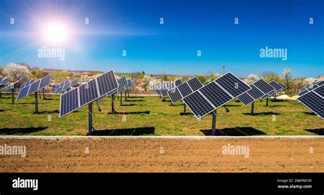 Photovoltaic solar tracker Fotos und Bildmaterial in hoher Auflösung