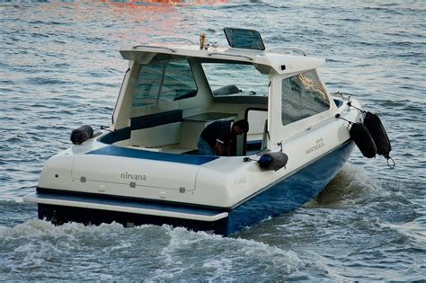 Inboard vs Outboard Motors: What’s The Difference? - Boat Bub