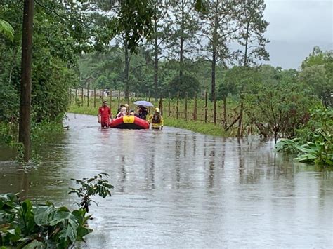 Trinta Pessoas S O Resgatadas De Bote Ao Ficarem Ilhadas Em S Tio Em