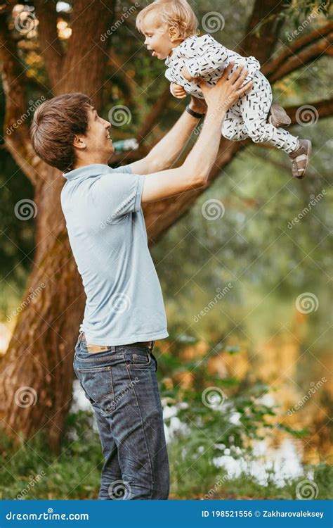 Feliz Padre Familiar E Hijo Caminando Por La Naturaleza Foto De Archivo