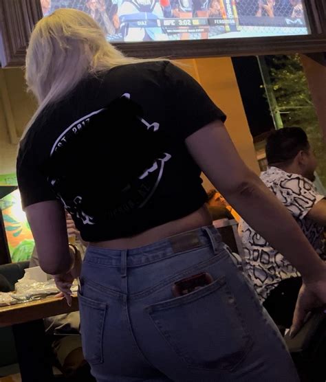 Fake Lips Latina Bimbo W A SEXY Culo Tight Jeans Forum