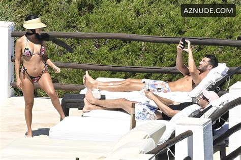 Kourtney Kardashian Enjoys Bikini Fun In Candid Snaps While Vacationing With Friends Off The