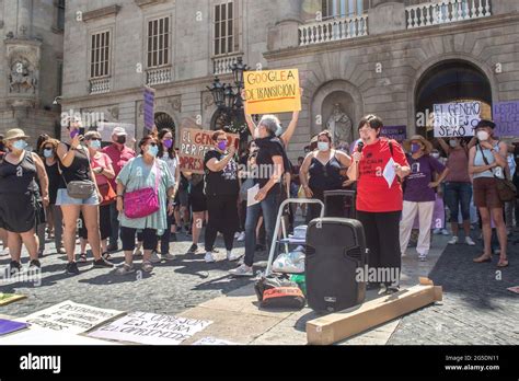 Un manifestante habla durante la manifestación Grupos feministas han