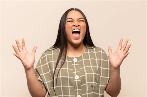 Jovem Latina Gritando Furiosamente Sentindo Se Estressada E Irritada As M Os Para Cima E