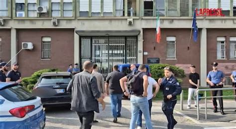 Milano Rivolta Al Beccaria Decine Di Volanti Davanti Al Carcere