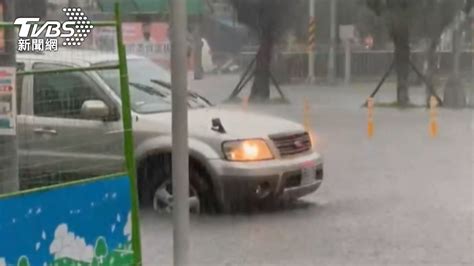 暴雨襲北台！新北三鶯水淹快半個車輪 民眾驚呼：像海邊│鶯歌│三峽│樹林│tvbs新聞網