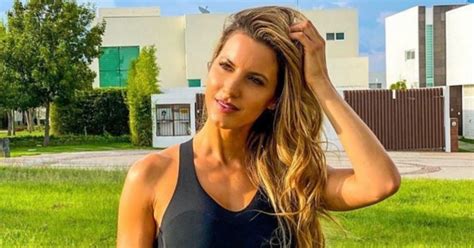 Madre mía santísima Lucila Vit posó acostada en bikini y de espalda