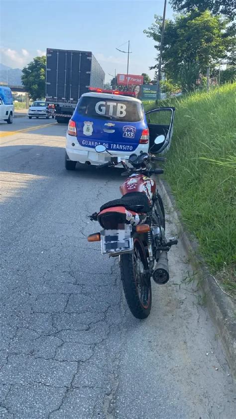 Motociclista sem CNH tem moto apreendida após ultrapassagem proibida