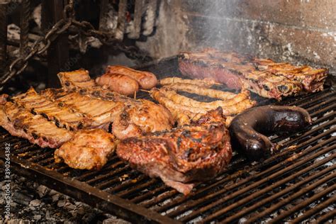 asado típico y tradicional argentino carne de vaca cerdo chinchulin