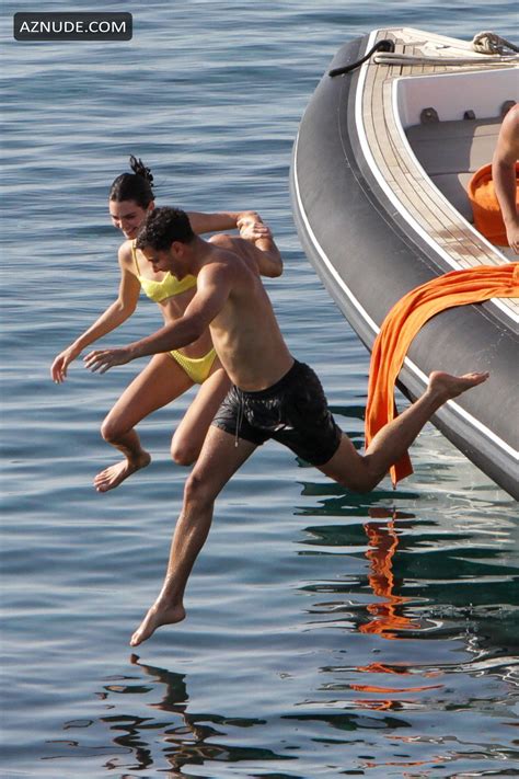 Kendall Jenner Sexy In A Yellow Bikini To Have Fun With Friends At The Beach On Mykonos Island