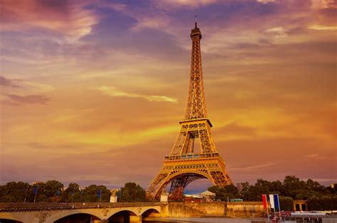 Torre Eiffel Al Atardecer París Francia Foto Premium