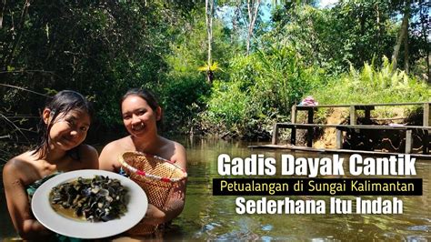 Gadis Dayak Kalimantan Mandi Di Sungai Berburu Tengkuyung Langsung