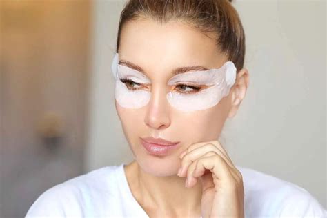 Contour Des Yeux La Gestuelle Parfaite Pour Appliquer Votre Soin