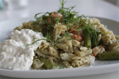 Mosters Skafferi Varm sallad med kräftstjärtar och citrusyoghurt