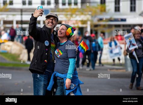 Pareja Tomando Una Selfie En La Comunidad De Acton Boxborough A Una