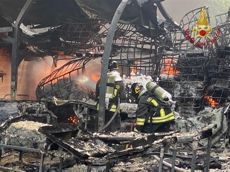 Santagata Di Militello Incendio In Un Cantiere Navale Sul Posto I