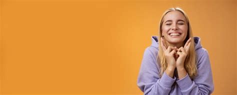 Charmante Chanceuse Mignonne Jeune Heureuse Pleine D Espoir Blonde Ferme Les Yeux Souriante