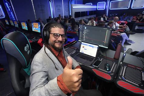 Massimo Leone, semiólogo italiano, disertó en la UCAB sobre tecnología ...