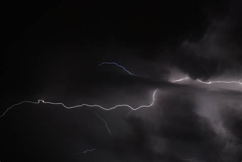 Lightning on Dark Sky · Free Stock Photo