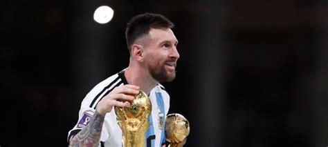 O imagine pentru eternitate Momentul în care Lionel Messi a sărutat