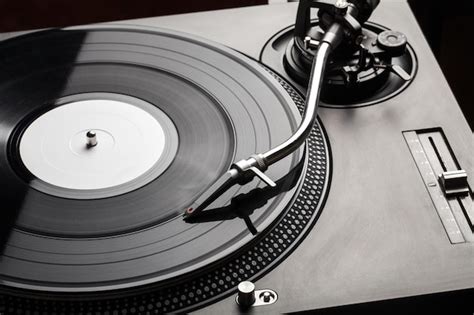 Primer Plano De Tocadiscos Tocando Vinilo En Blanco Y Negro Foto Premium