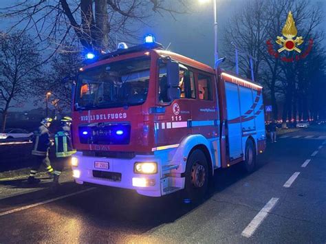 Grave Incidente Nel Naviglio A Pavia Ragazza Di 22 Anni Coinvolta In