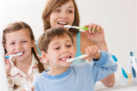 Confira a importância e como higienizar a escova de dentes da maneira