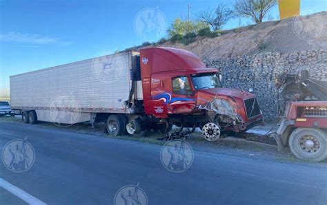 Tráiler destroza camioneta y la avienta al barranco en aparatoso choque